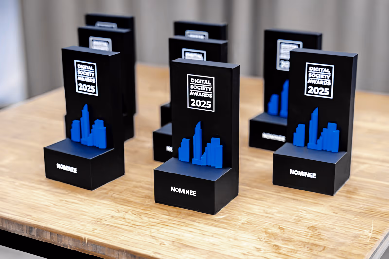 op maat ontworpen award met 3d geprinte onderdelen. De sokkel heeft een zwarte kleur met witte letters, de city skyline is geprint in licht blauw PLA. gemaakt door antistatic bv