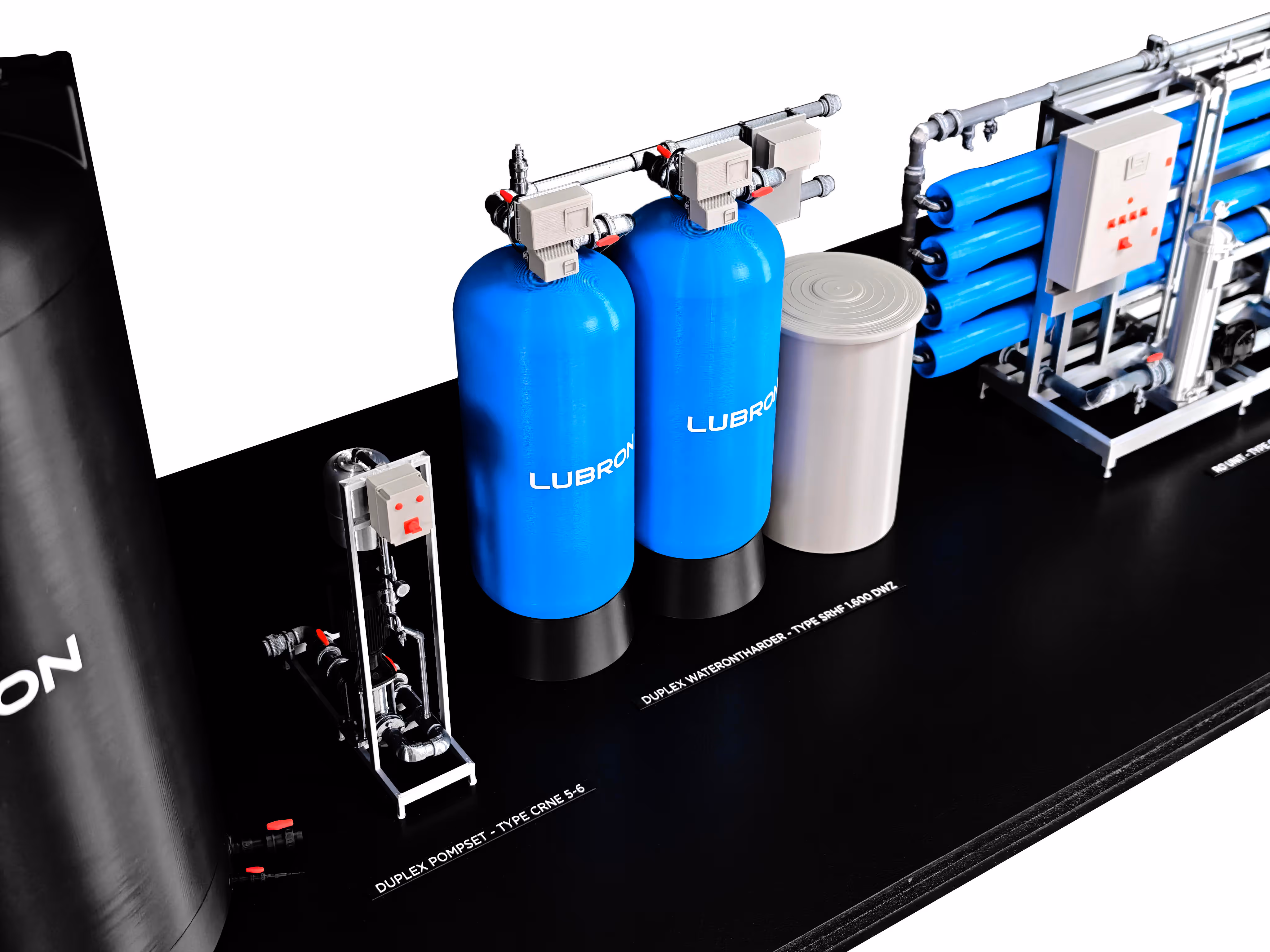 close up van een 3d geprinte silo van een waterzuiveringsinstallatie in huisstijlkleuren en meerdere kleuren PLA, branding aangebracht in witte vinyl. gemaakt door Antistatic