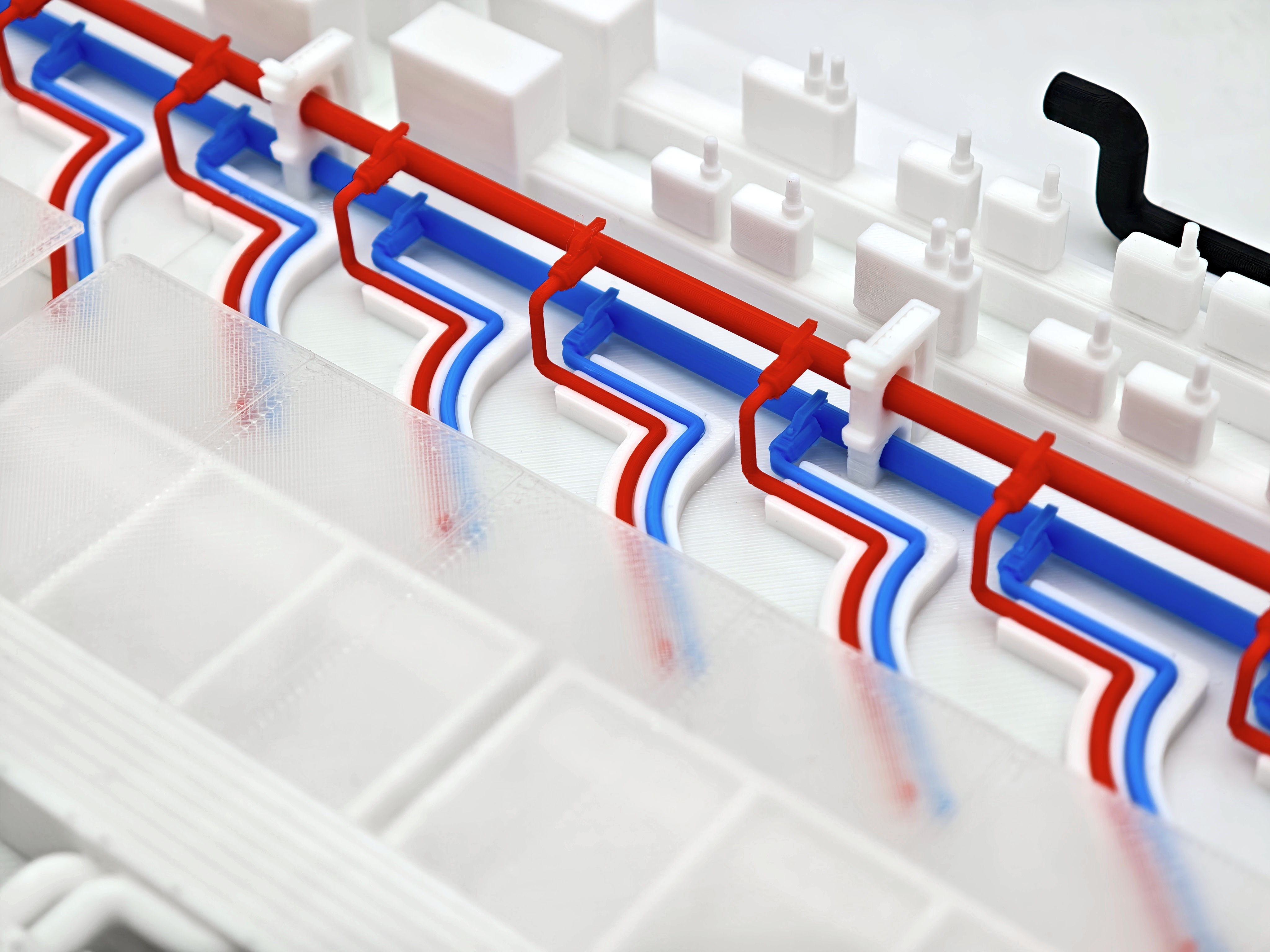 close up van 3d geprint buizencomplex in afneembaar dakelement van 3d geprint presentatiemodel voor HPE, gemaakt door antistatic bv 