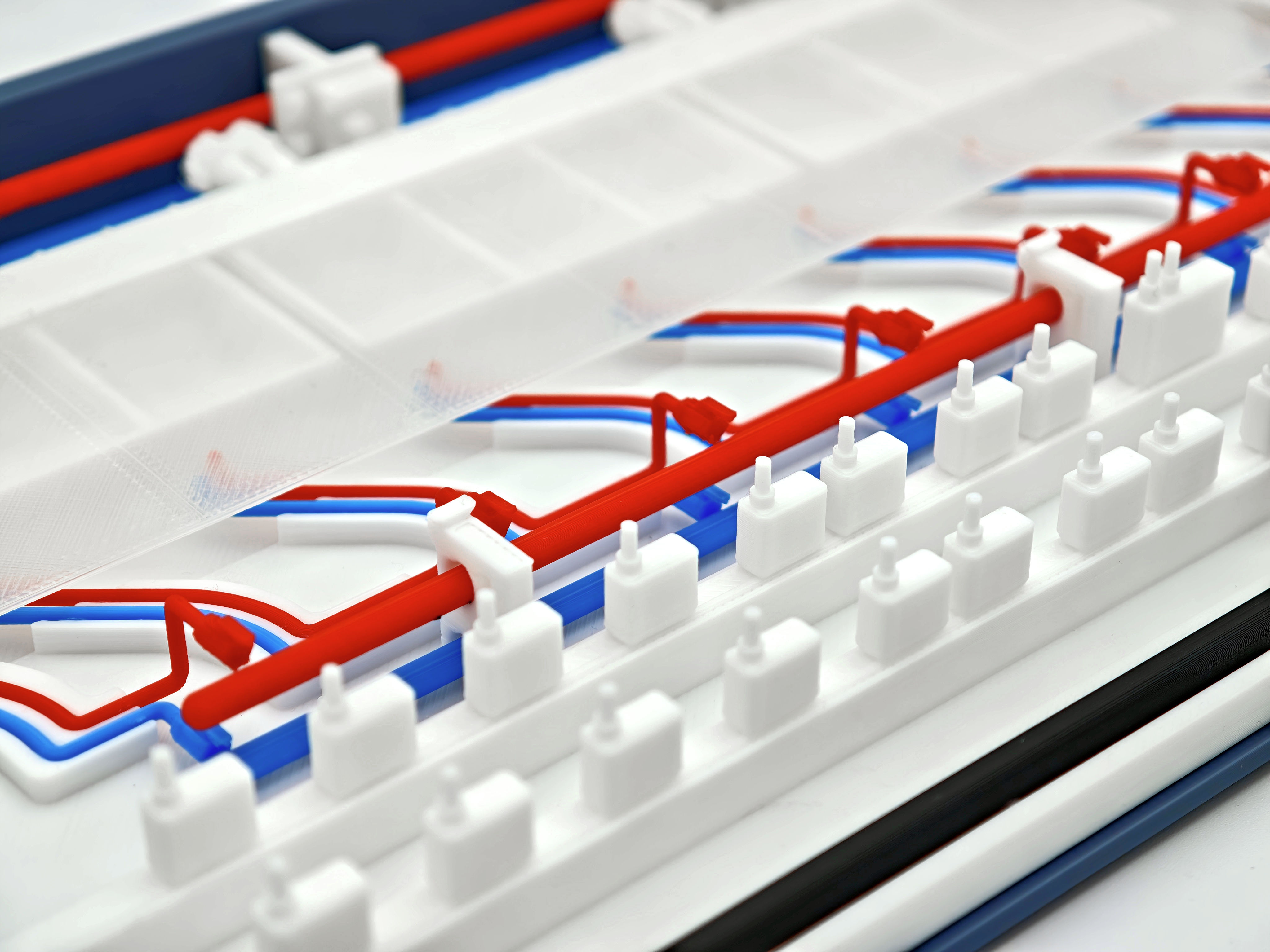 close up van 3d geprint buizencomplex in afneembaar dakelement van 3d geprint beursmodel van een AI datacenter voor HPE, gemaakt door antistatic bv 