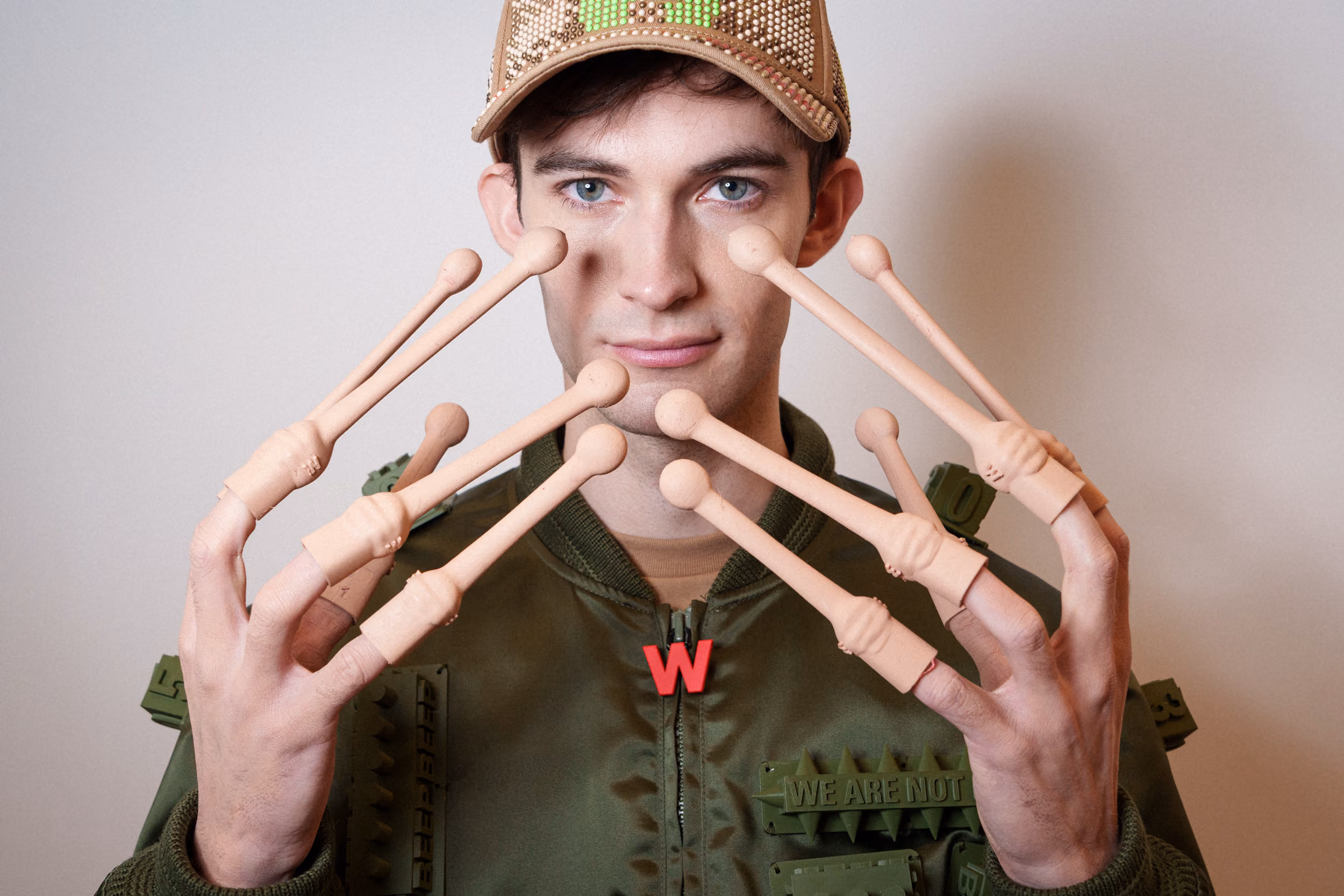 3D-geprint PLA-kledingknoopelement &  ‘Alien Fingers’ in RAL-kleur, geproduceerd door Antistatic voor Walter Van Beirendonck’s collectie 2025.