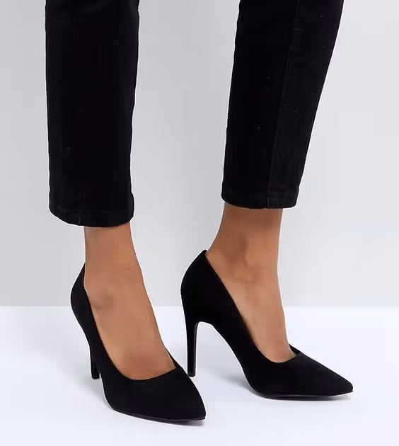 Business Casual Dress Code for Client-Side Project Managers: a photo of a person wearing black shoes in heels.