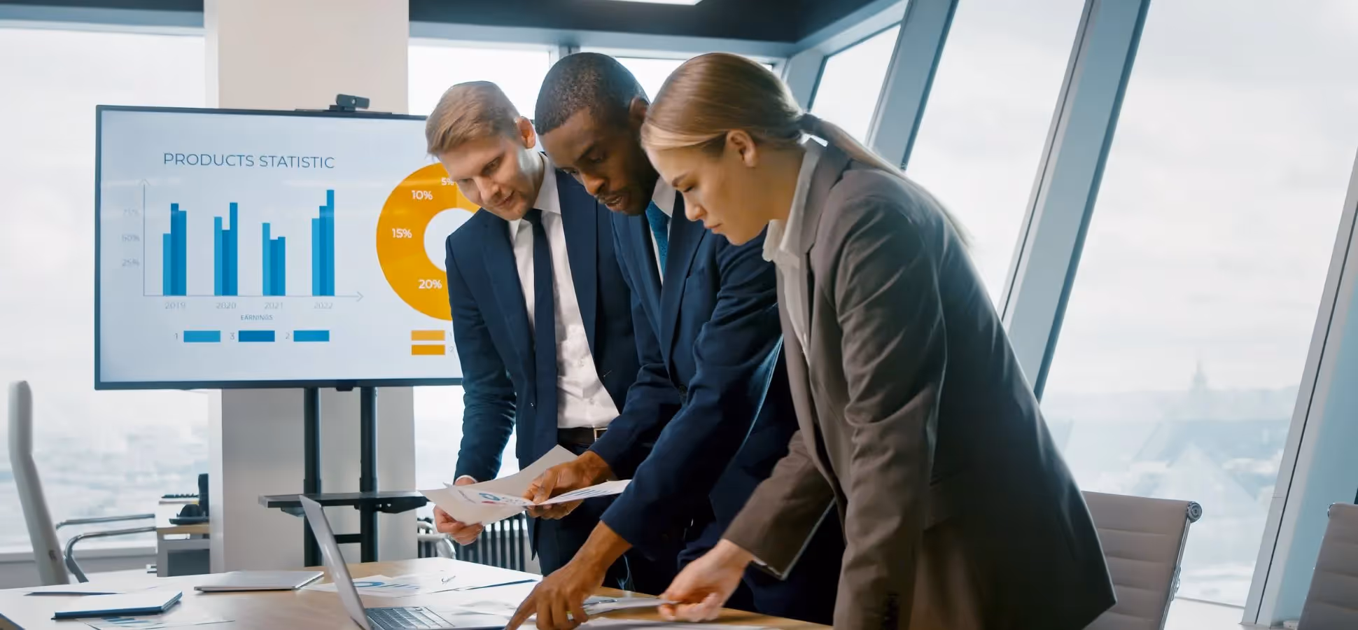 Project Manager vs Program Managers: Differences and Interdependencies: project managers talking about a project.