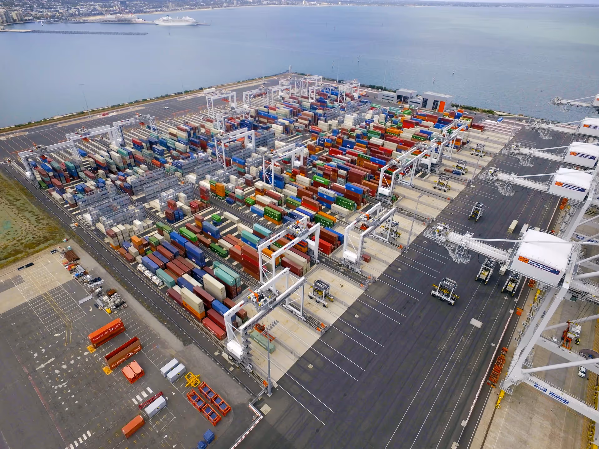 BMD, one of the leading construction companies in Australia, built the Victoria International Container Terminal with large container yards and crane systems.