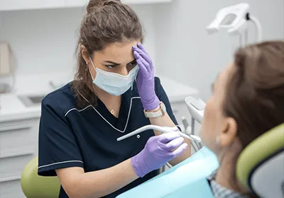 Dentista insegura com paciente no consultório