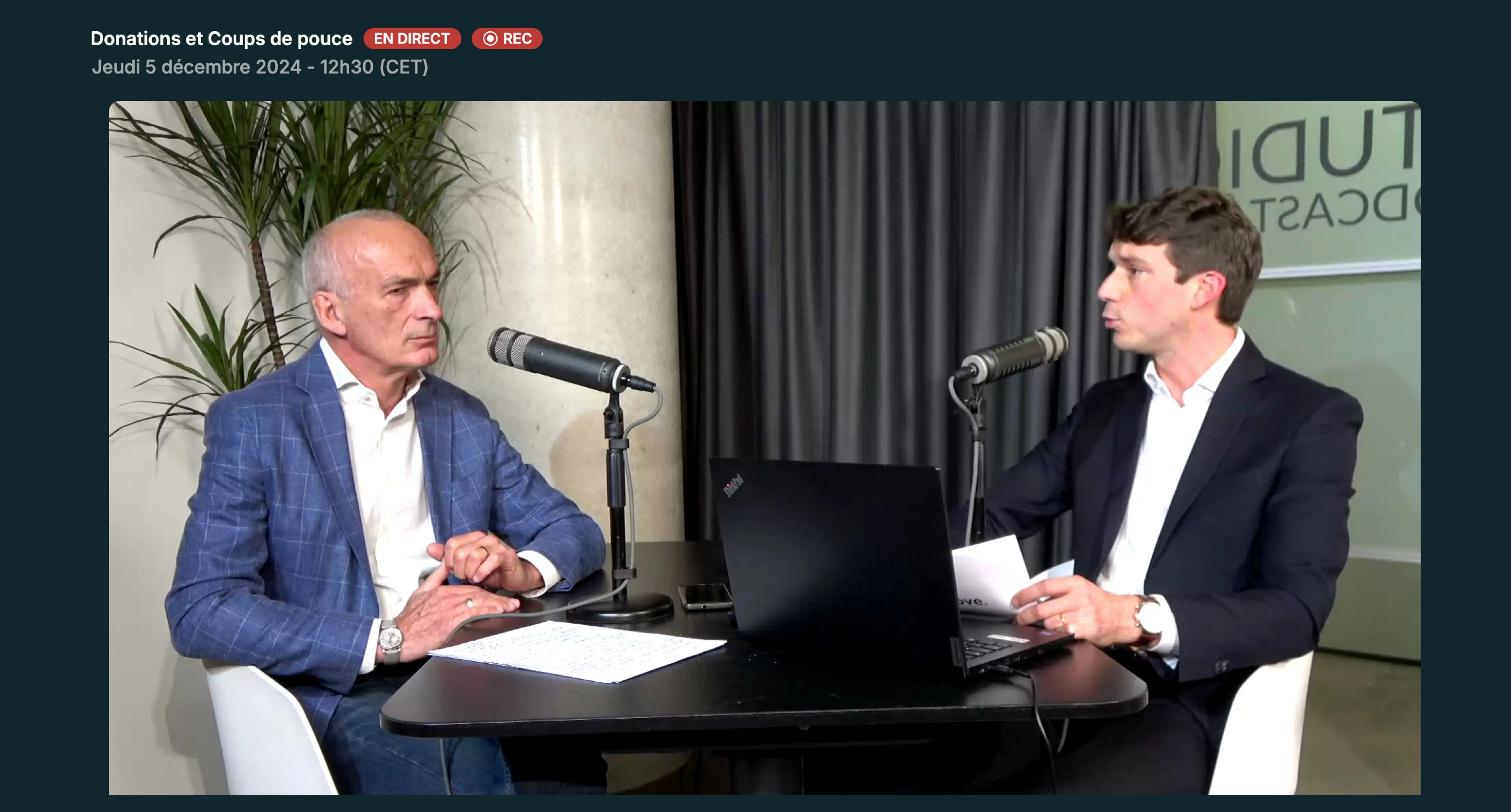 Visueel van een collaboratieve tool voor vermogensplanning voor een klant. Bevat een inventarisatiegrafiek van onroerend goed met categorieën zoals onroerend goed, investeringen en verzekeringen. Toont een stamboomdiagram en een kleurrijk cirkeldiagram van activatypen. Een roze pictogram met een dollarteken duidt op financiële discussies.