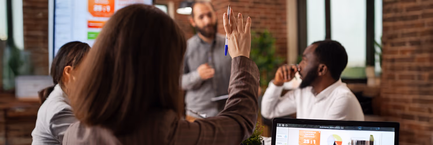 Equipo de trabajo participando en taller de gestión del cambio en oficinas modernas — HGC Arquitectos.