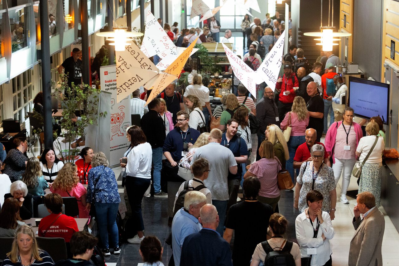 Politikk, fagbevegelse og mingling når hundrevis av tillitsvalgte og medlemmer er samlet Kommunalkonferansen 2025.