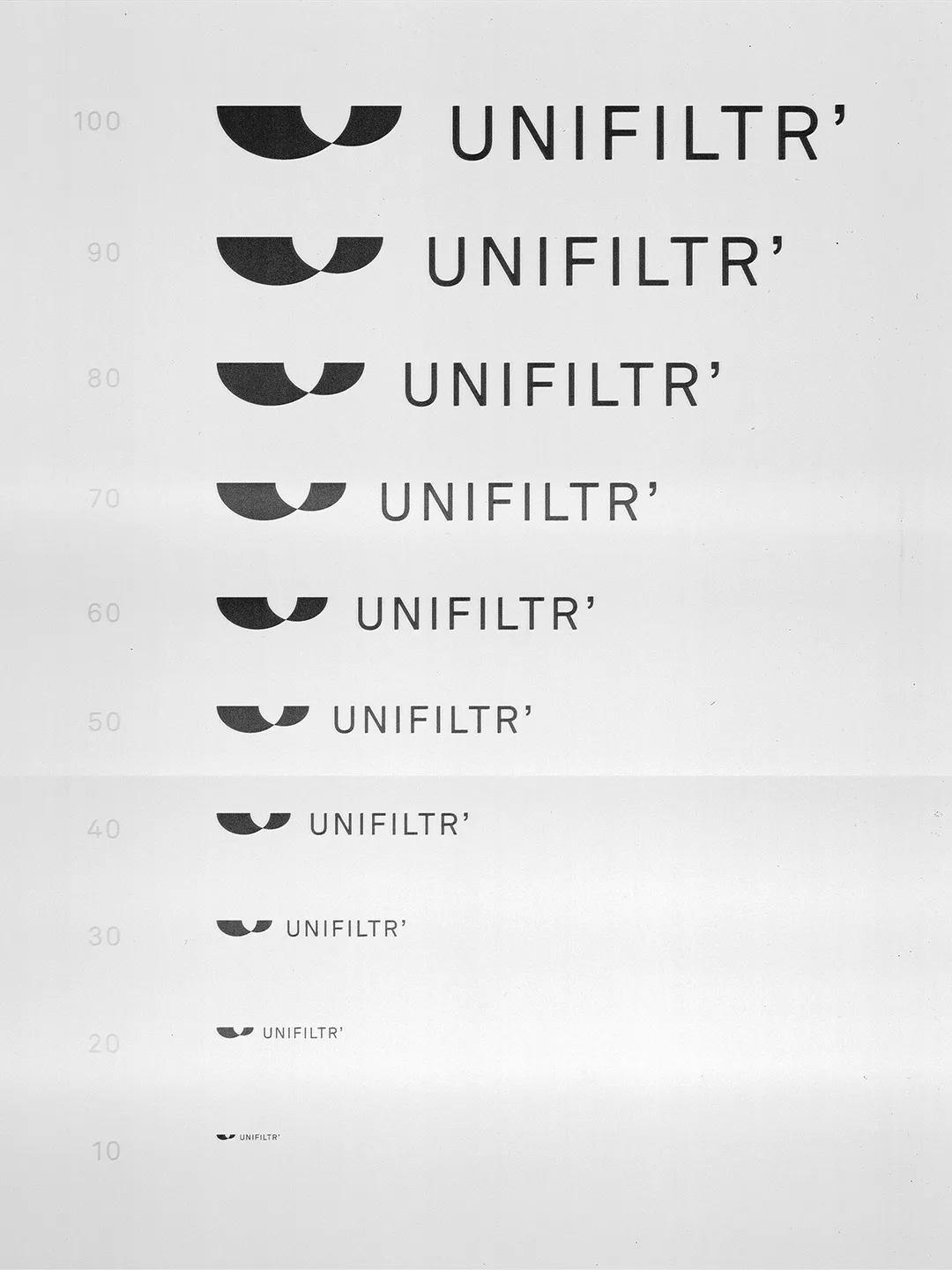 Différentes tailles du logo noir UNIFILTR’ disposées en ordre décroissant de 100 à 10 sur fond blanc.