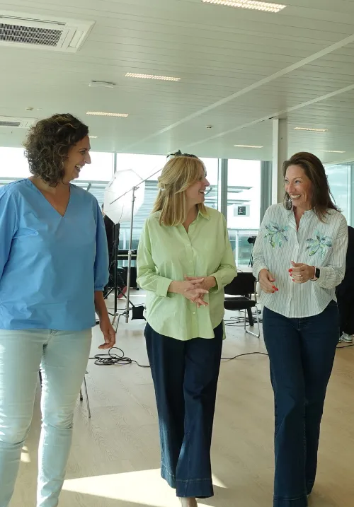 Veel L&D-teams werken hard aan inhoudelijk sterke trajecten. Maar toch loopt het vaak spaak in de laatste fase: een manager of directielid zegt onverwacht “nee” en het project valt stil. De reden? Stakeholders werden te laat betrokken en voelen zich geen mede-eigenaar. Wie stakeholders enkel ziet als obstakel, mist kansen. Een goed voorstel overtuigt niet vanzelf; het moet aansluiten bij de belangen, zorgen en prioriteiten van de mensen die beslissen. Waarom stakeholders onmisbaar zijn Ze bepalen of je project groen licht krijgt. Ze zorgen voor het draagvlak dat nodig is om een traject te laten slagen. Ze bieden inzichten en informatie die L&D zelf niet altijd ziet. Maak van stakeholders bondgenoten Stakeholdermanagement vraagt meer dan overtuigen. Het begint met luisteren en betrokkenheid: Vraag vanaf het begin naar hun noden, zorgen en verwachtingen. Betrek hen in de probleemdefinitie en de zoektocht naar oplossingen. Zorg dat ze zich mede-eigenaar voelen van het traject, in plaats van toeschouwer. Een voorbeeld uit de praktijk In veel organisaties spreekt L&D over psychologische veiligheid, leerpotentieel of groeimindset. Belangrijk, maar een operations manager gebruikt een andere taal: bezettingsgraad, continuïteit, impact op de klant. Door die taalverschillen lopen projecten vast. Een aanpak gebaseerd op design thinking helpt. Start met het bevragen van stakeholders (empathize), definieer samen het probleem (define), en brainstorm gezamenlijk over oplossingen (ideate). Test kleinschalig met een prototype en verzamel feedback. Zo wordt het traject gaandeweg verfijnd en gedragen. Een eenvoudige oefening hierbij is Hopes & Fears: vraag stakeholders expliciet naar hun verwachtingen en zorgen. Zo worden angsten en risico’s zichtbaar en kun je ze meenemen in het ontwerp van het traject. Van obstakel naar bondgenoot Wie stakeholders te laat betrekt, blijft achter met weerstand en teleurstelling. Wie hen van bij de start als partner ziet, creëert vertrouwen, draagvlak en impact. Zo verschuift L&D van verkoper van opleidingen naar strategische partner. Ontdek in de podcast van Obelisk en #ZigZagHR hoe je stakeholders betrekt als bondgenoten en je leertrajecten meer slagkracht geeft. Beluister meteen.