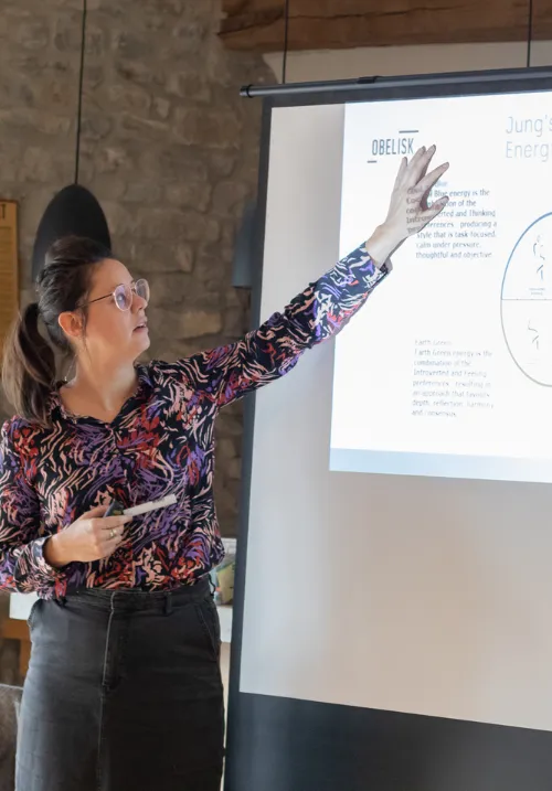 Een manager zegt: “Mijn team moet overtuigender communiceren, dus organiseer een communicatieopleiding.” Veel L&D-professionals schieten dan meteen in actie: training plannen, modules samenstellen, inschrijvingen openen. Maar vaak is dat symptoombestrijding. Het risico? Je biedt een oplossing die niet aansluit bij het probleem. Zo ligt de kern soms  niet in communicatievaardigheden, maar in teamdynamiek of in het ontbreken van een degelijk welzijnsbeleid. Een verkeerde startvraag leidt onvermijdelijk tot een verkeerd antwoord. Waarom een scherpe behoefteanalyse cruciaal is Ze voorkomt dat tijd en budget verloren gaan aan oppervlakkige oplossingen. Ze legt de echte oorzaken bloot, in plaats van de symptomen. Ze zorgt dat L&D-trajecten bijdragen aan strategische doelen. Kijk verder dan training alleen Een goede behoefteanalyse vertrekt vanuit de toekomst van de organisatie: Waar wil de organisatie naartoe? Welke vaardigheden zijn daarvoor nodig? Ontwikkelen we die intern of is aanwerven slimmer? Soms is leren niet de oplossing. Een vraag naar een veerkrachtopleiding kan wijzen op een structureel probleem, zoals te veel direct reports per leidinggevende. Dan zijn leiderschapsontwikkeling en organisatorische ingrepen effectiever. Een voorbeeld uit consultancy Bij grote consultancybedrijven schuiven jaarlijks veel juniors door naar senior-rollen. Door AI vallen veel routinetaken echter weg. Dat vraagt om een herziening van de competenties die juniors ontwikkelen. Organisaties die dit tijdig analyseren, kunnen hun leerbeleid bijsturen en behouden hun competitief voordeel. Wie wacht tot het probleem zich aandient, is te laat. Van opleidingsleverancier naar kritische partner L&D mag niet de automatische uitvoerder zijn van elke opleidingsvraag. Kritische doorvragen en samen de kern scherpstellen is essentieel. Dat maakt L&D geloofwaardig: niet als leverancier van trainingen, maar als partner die de organisatie helpt groeien. 👉 Ontdek in de podcast van Obelisk en #ZigZagHR hoe je slimme behoefteanalyses uitvoert en voorkomt dat je tijd verliest aan verkeerde oplossingen. Beluister meteen.