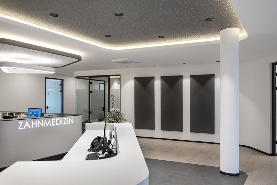 Empfang einer Arztpraxis mit Akustikabsorber Rahmen