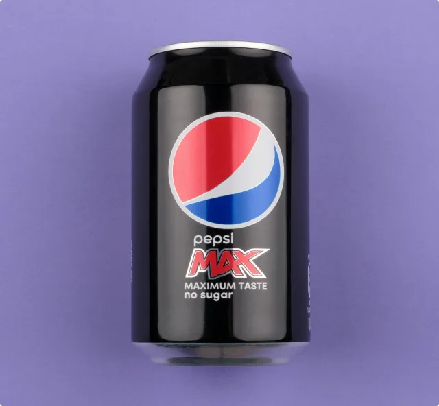 lata de pepsi en fondo morado