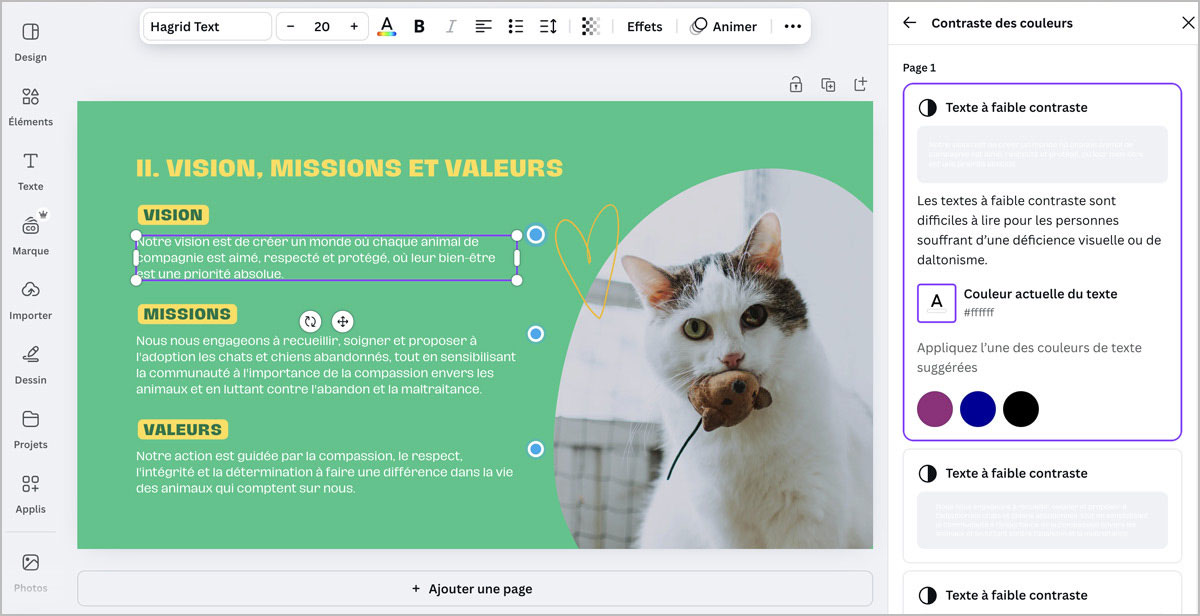 La palette de couleurs proposée par Canva pour remédier à mon problème de contraste de mon texte contient du mauve, du bleu foncé et du noir. L'interface montre que plusieurs blocs de textes sont concernés par un souci de faible contraste.