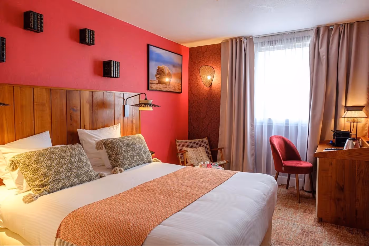 Chambre standard nommée “L’écrivain” décorée de couleurs chaudes