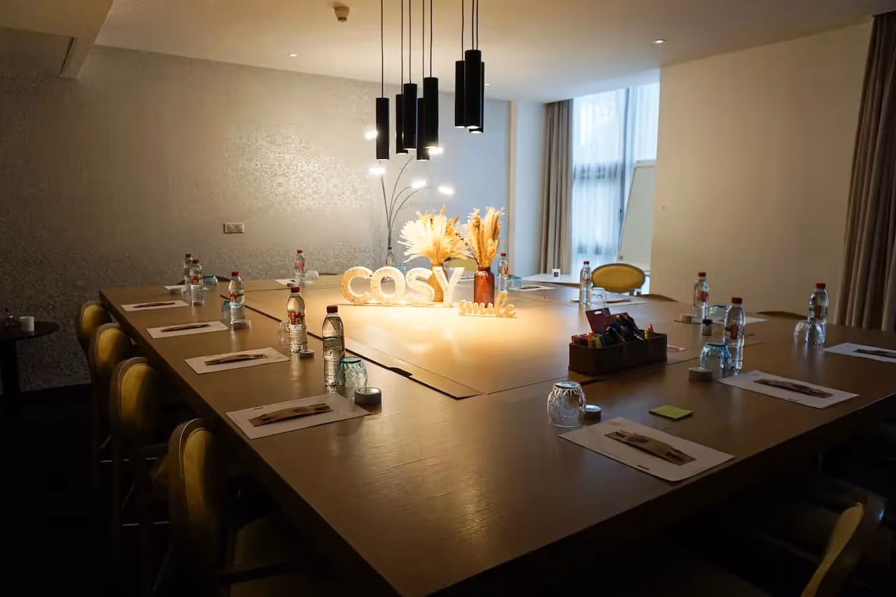 Salle de séminaire moderne et lumineuse équipée pour 15 personnes
