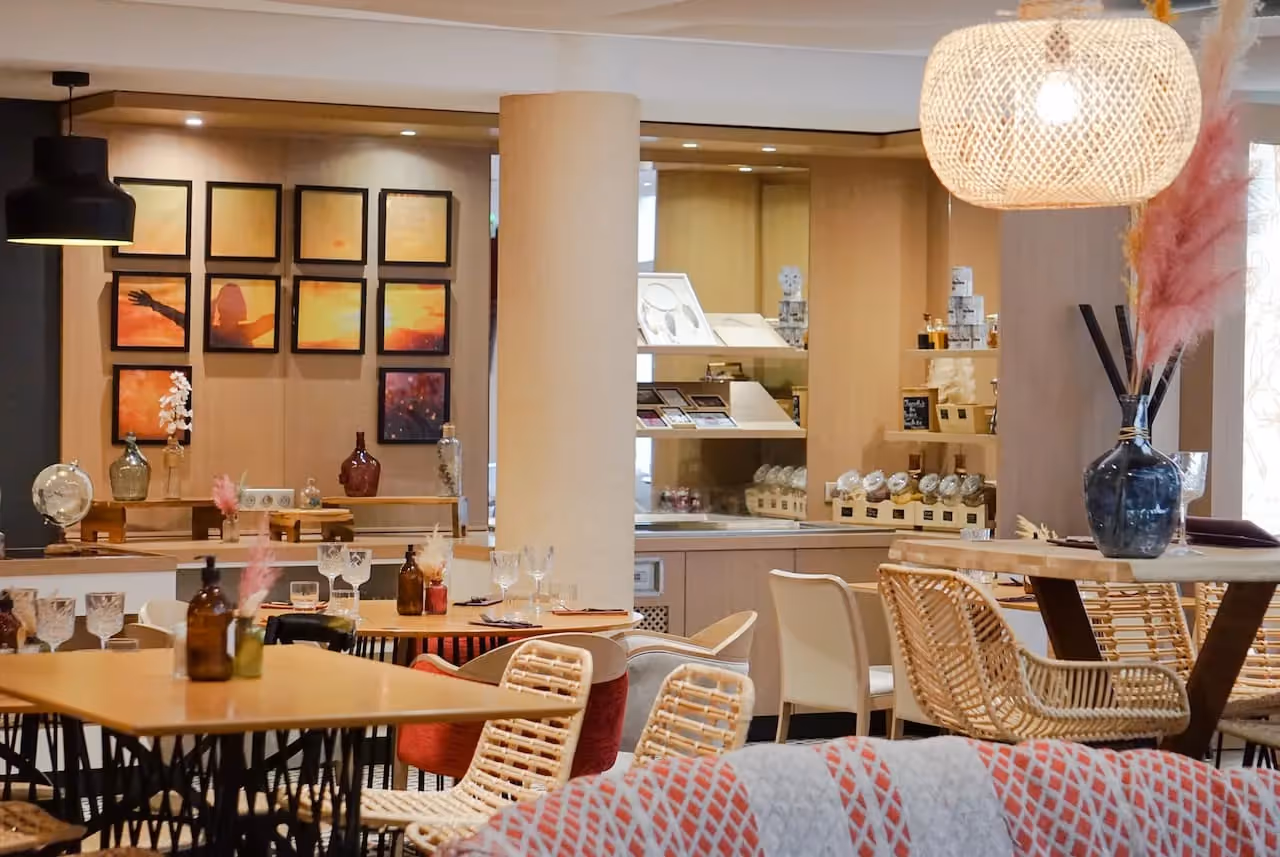 Salle de restaurant avec sa décoration bohème et son ambiance