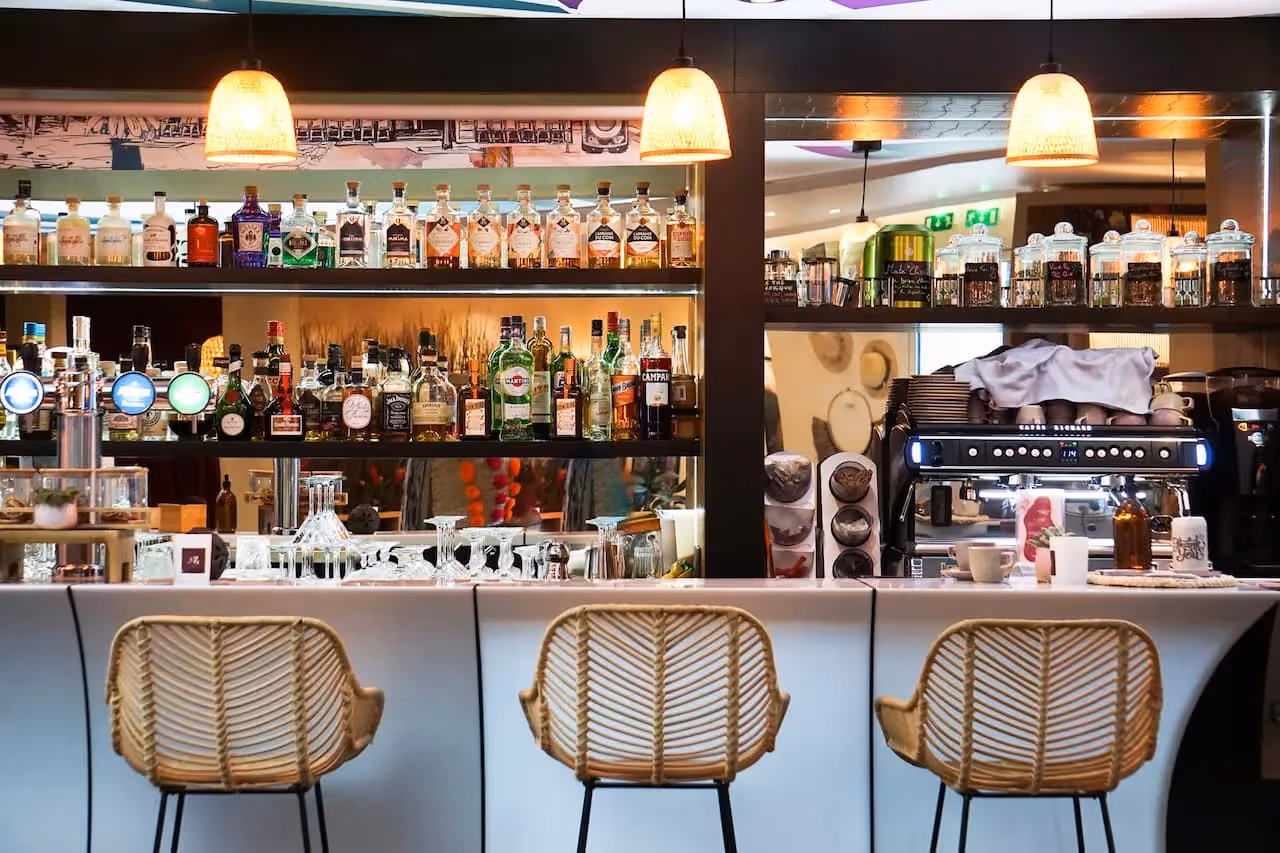 Espace bar cosy avec sa carte de cocktails exclusifs