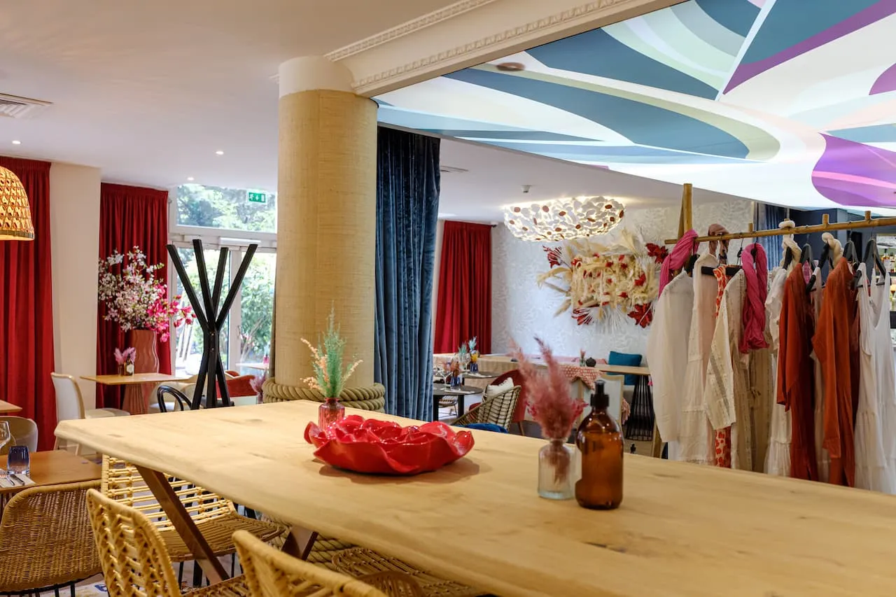 Espace de coworking convivial dans le lobby de L'Esprit Libre Roissy