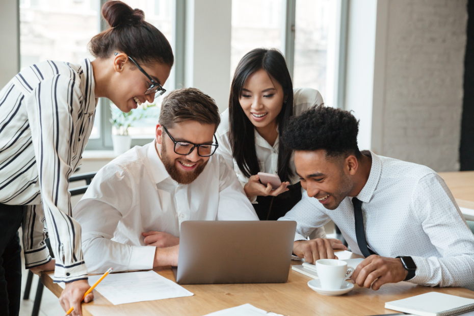 Recruiting-Team aus vier Personen am Laptop bei der Arbeit