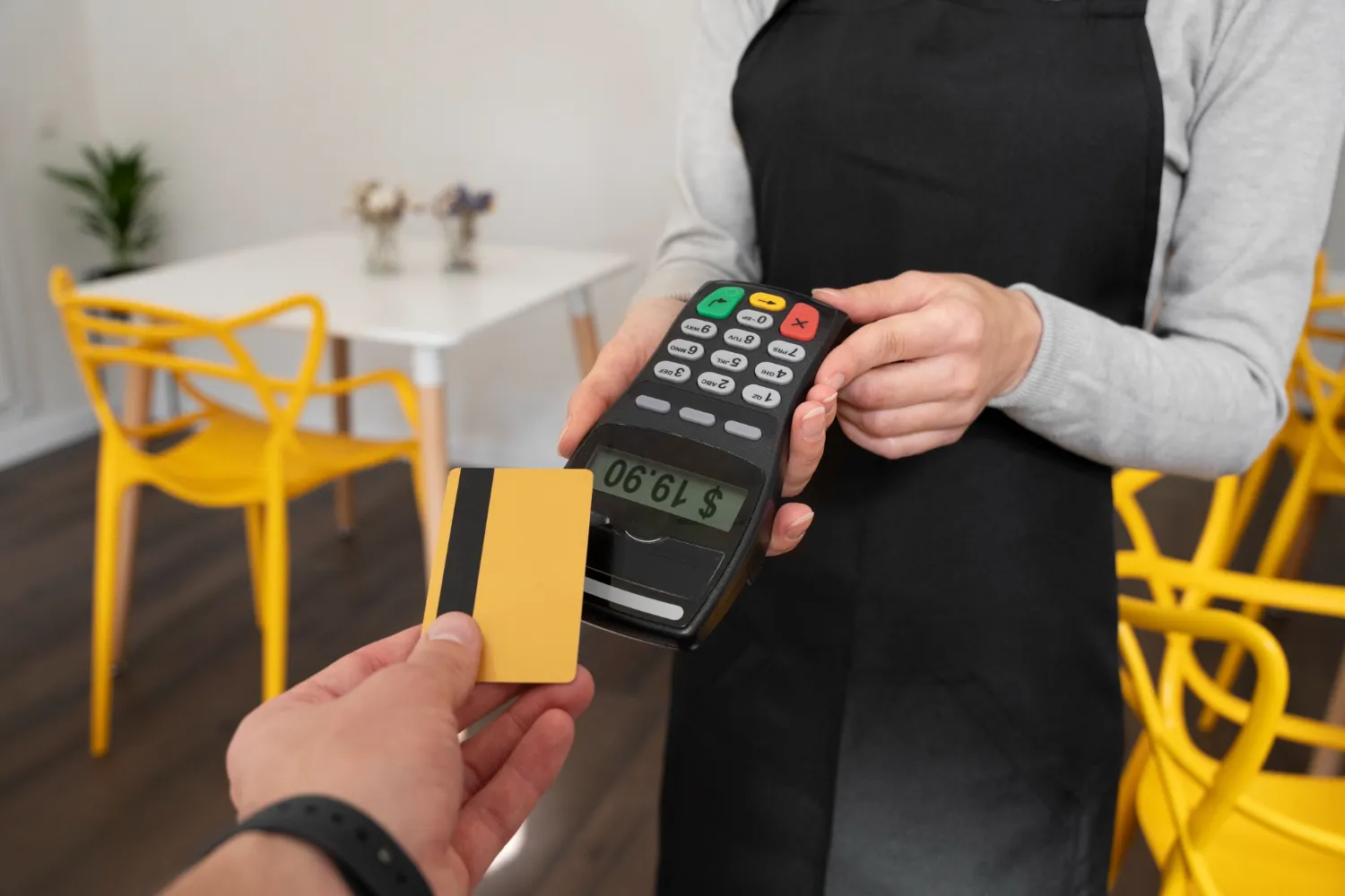PDV no Celular vs Maquininha: Quando um Substitui o Outro?