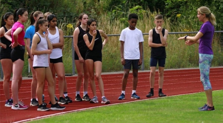 Becky Lyne former professional athlete leading a technique workshop with young athletes