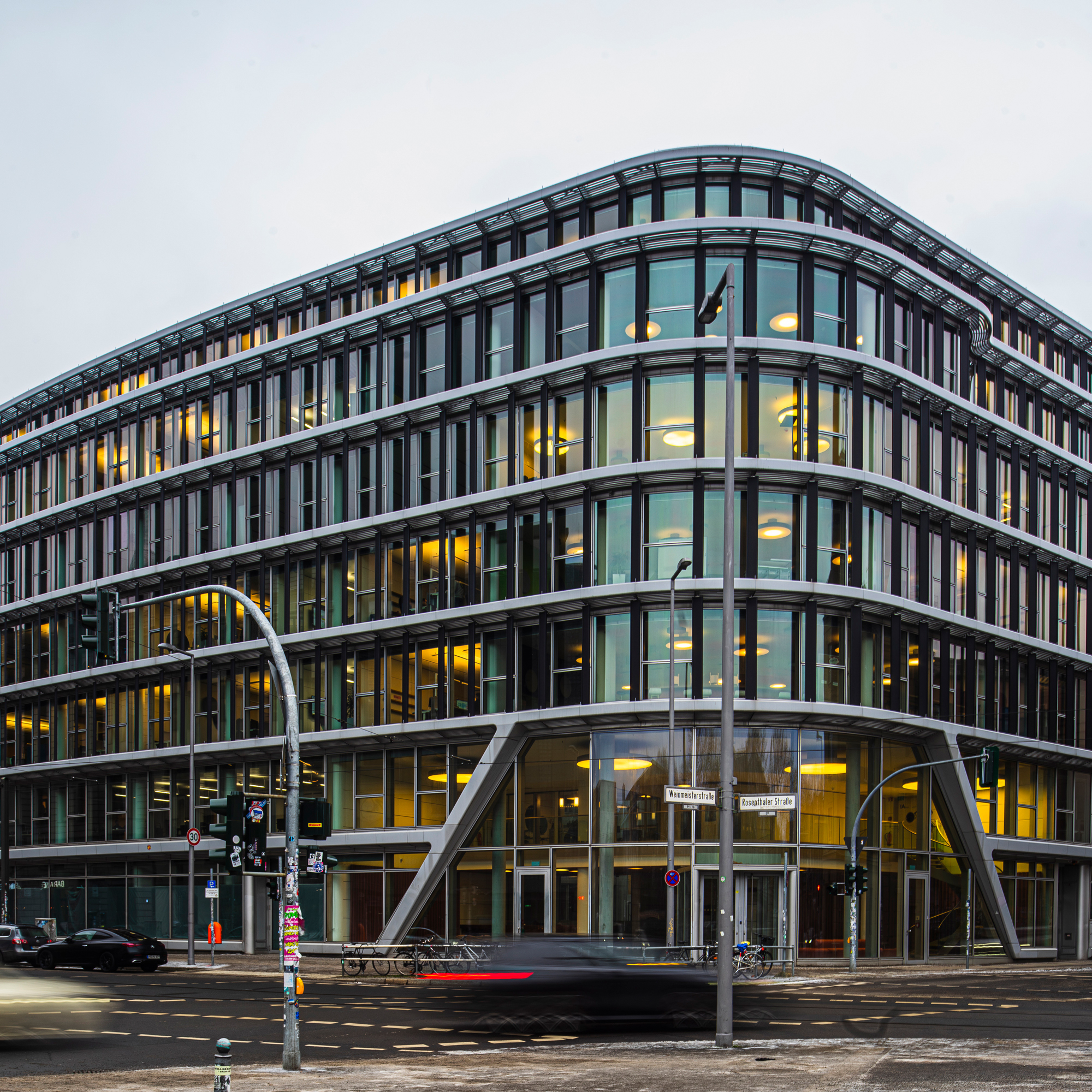 Sonnenschutz: Innovativer Sonnenschutz mit PV-Lamellen