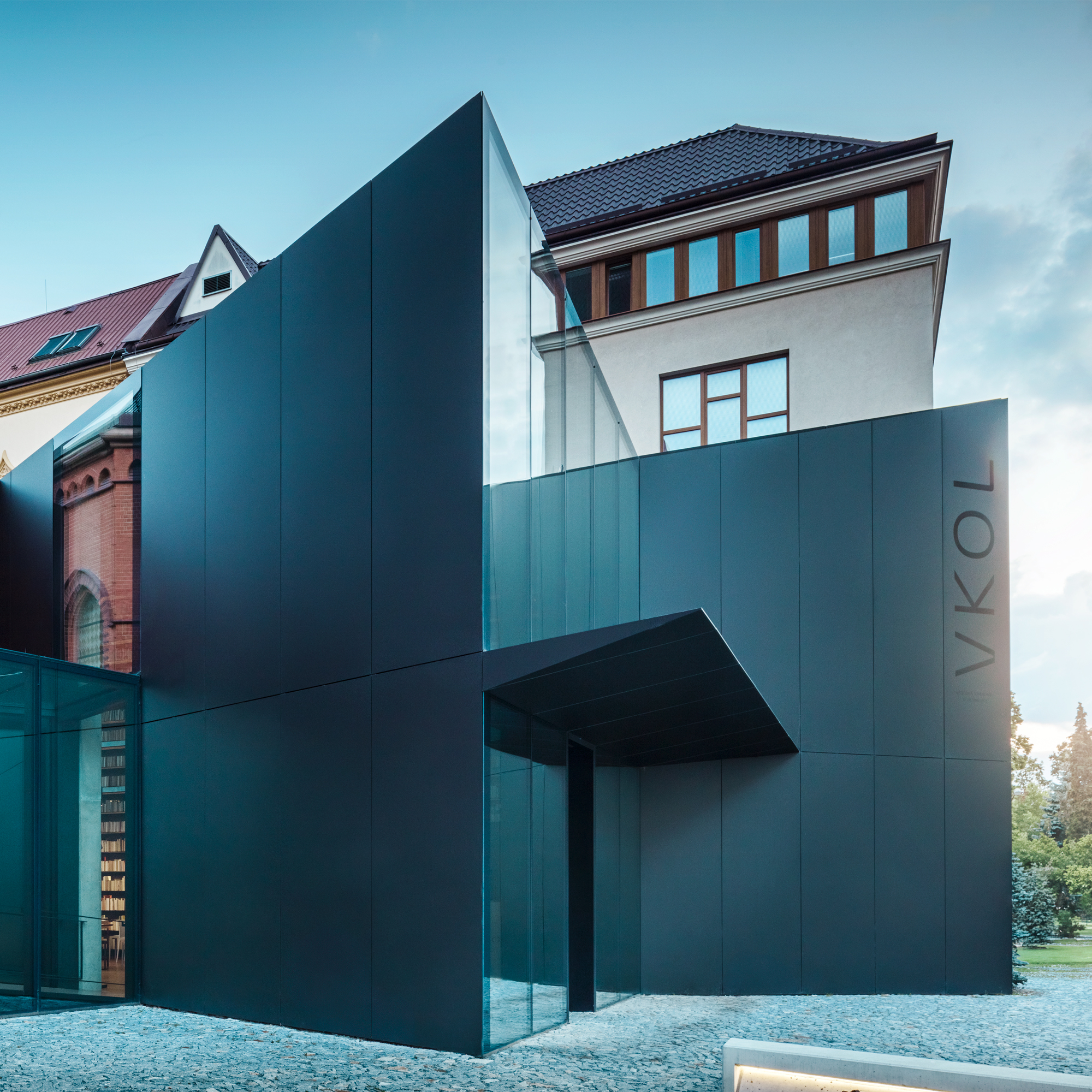 Metallfassaden: Kirche und Bibliothek zeitgemäß verbunden
