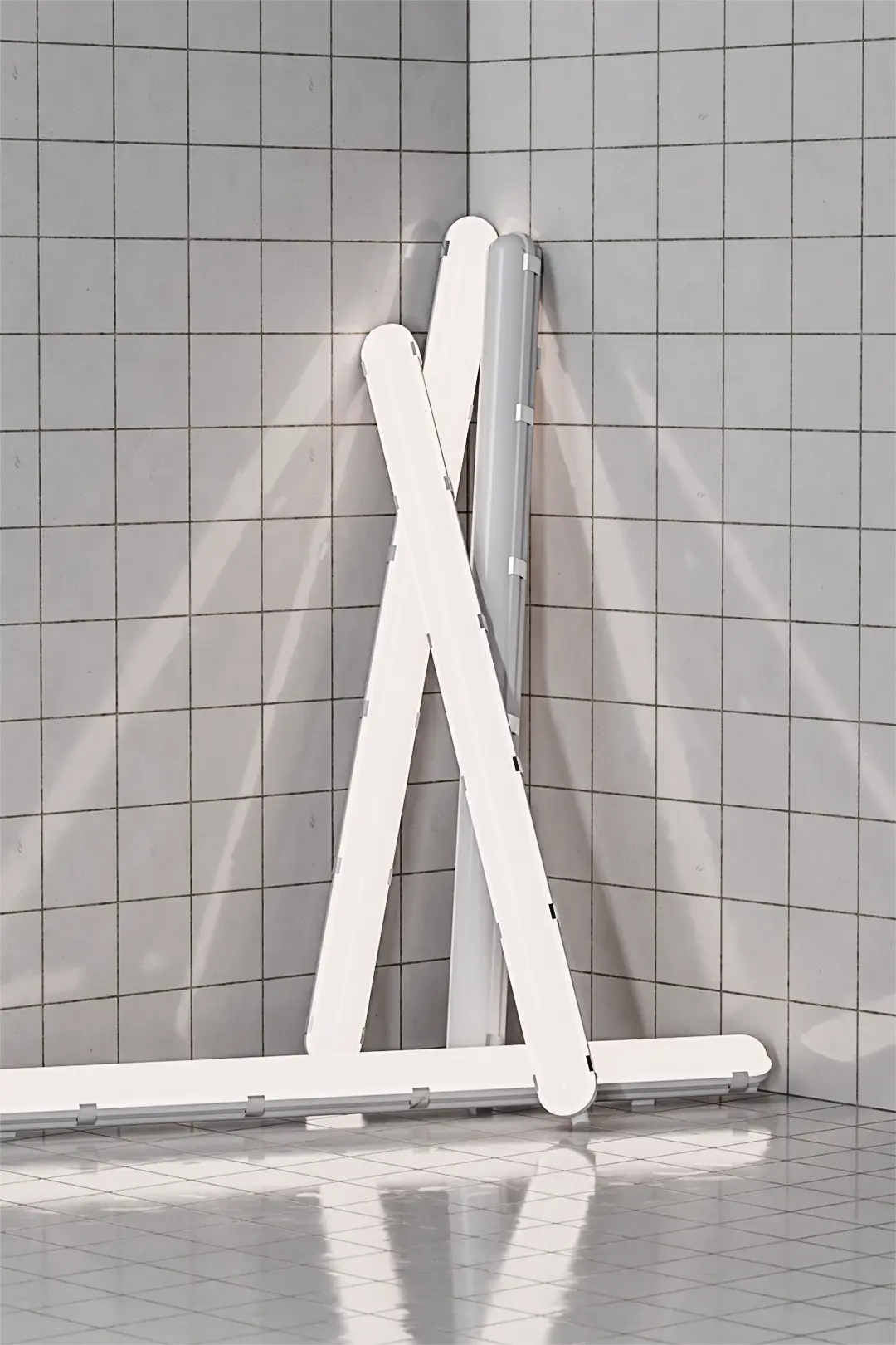 Fyra vita smala ljusrör som lutar mot väggar i ett hörn med vita kakelplattor och reflekteras på det blanka golvet.