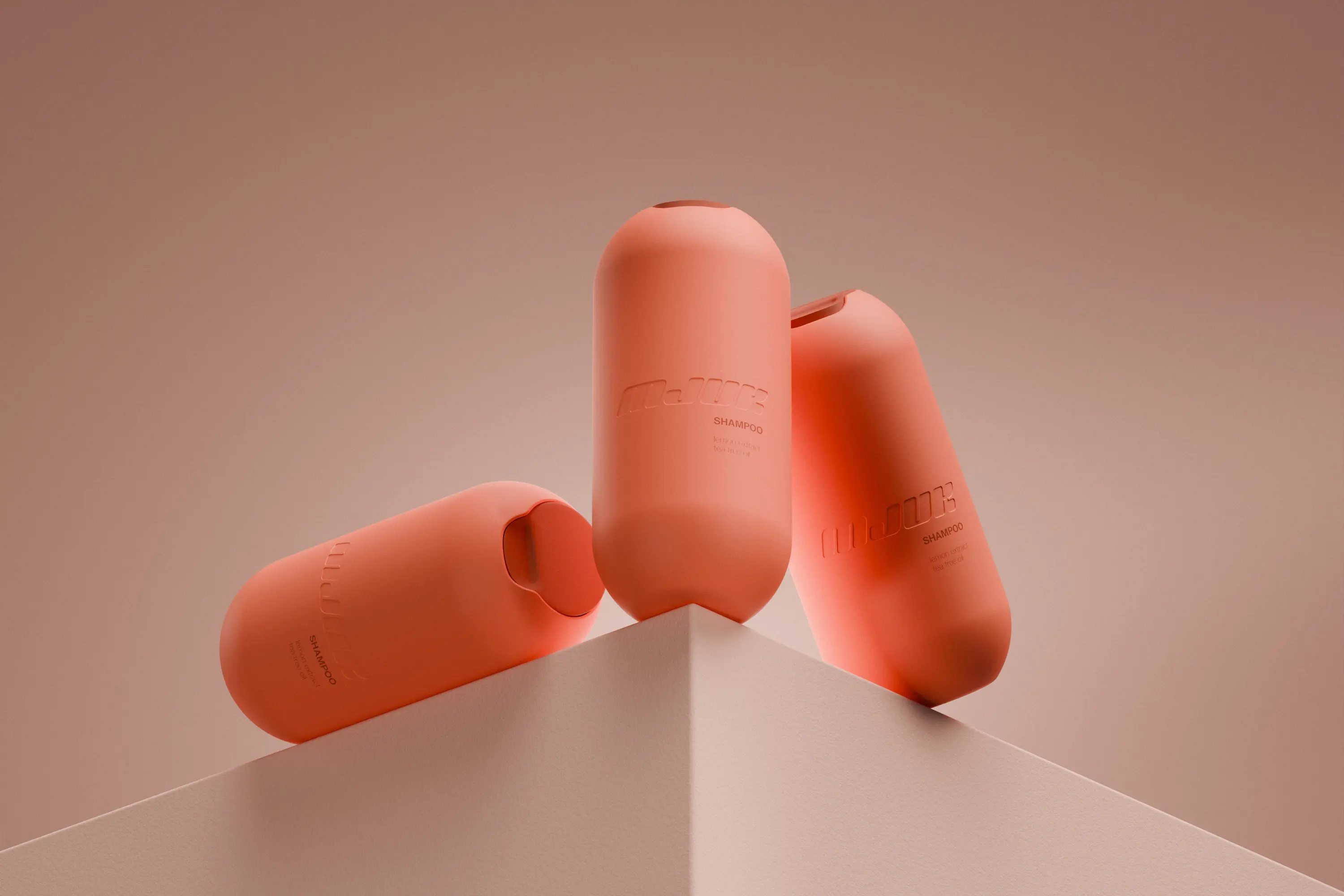 Tre moderna, orange schampoflaskor placerade på och mot en hörna på en beige yta.