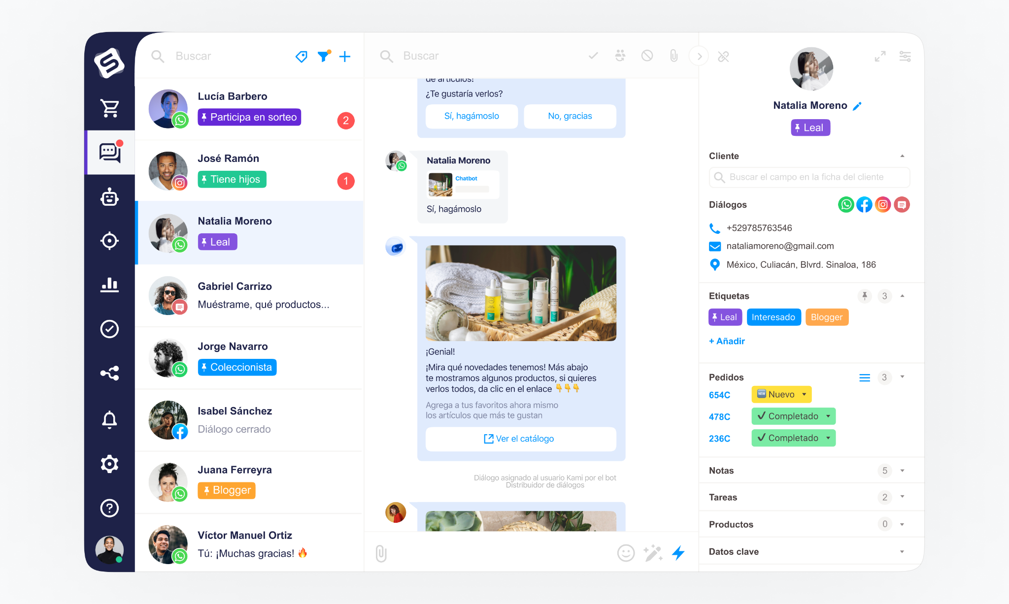 Interfaz de CRM mostrando la comunicación multicanal con clientes, incluyendo WhatsApp, correo electrónico y redes sociales, centralizando toda la información y mejorando la eficiencia en la atención al cliente