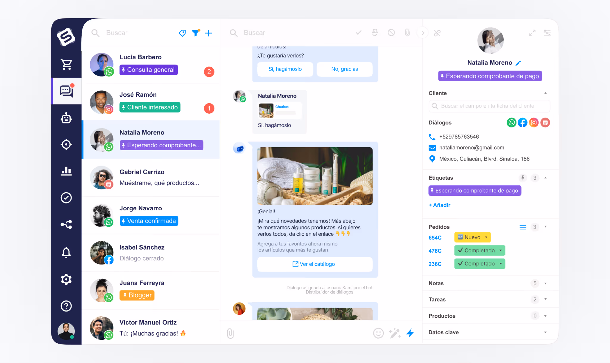 Interfaz de Simla CRM mostrando gestión de conversaciones de WhatsApp, perfil completo del cliente, etiquetas, pedidos y pipeline de ventas en una sola plataforma