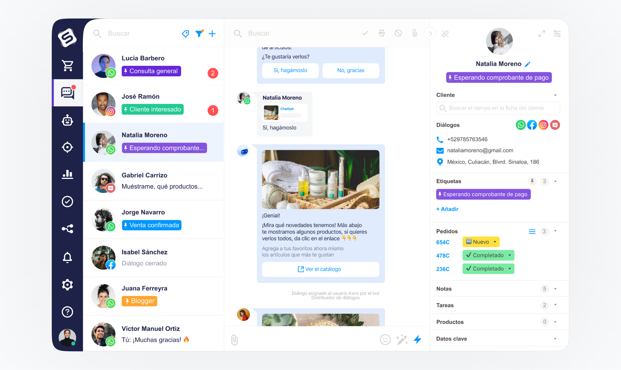 Interfaz de Simla CRM mostrando gestión de conversaciones de WhatsApp, perfil completo del cliente, etiquetas, pedidos y pipeline de ventas en una sola plataforma