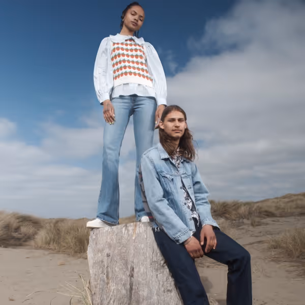 two models in the dessert wearing levis 