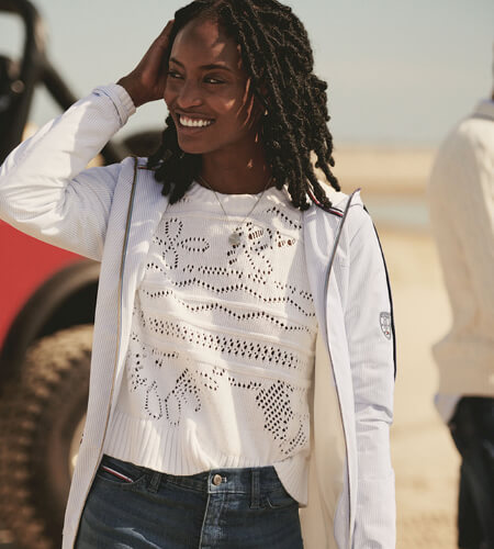 Woman wearing white Tommy Hilfiger knitted sweater