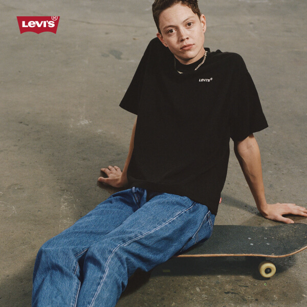 Model wearing Levi's simple black tee with denim Jeans