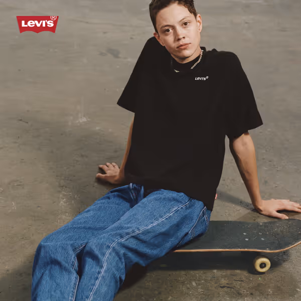 Model wearing Levi's simple black tee with denim Jeans