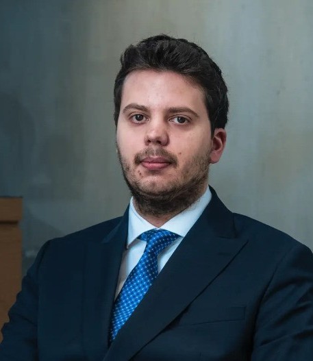Avvocato con rilevante esperienza in diritto amministrativo, regolamentare, antitrust, europeo, civile e societario 