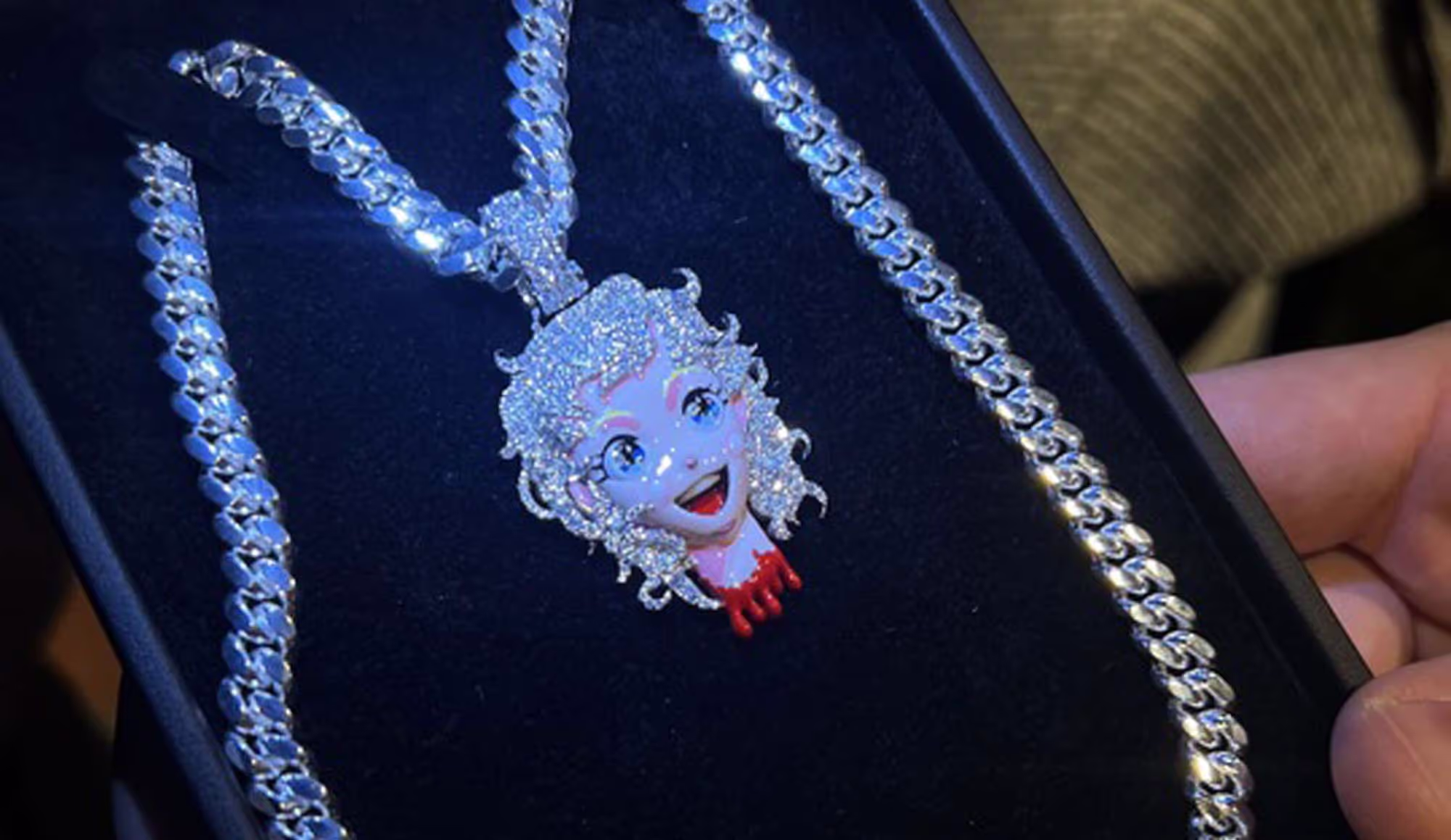 diamond necklace of a head 