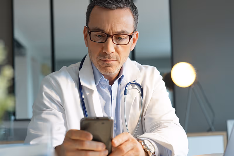 Image of a physician sharing PHI with other care team members via a HIPAA-Compliant Secure Texting App
