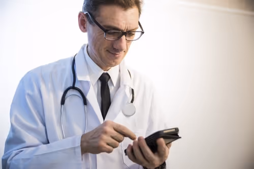 doctor using qliq secure texting app for smartphones