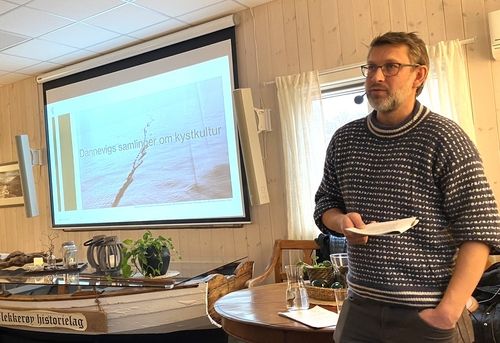 Arkivar Thomas Olsen fra Arkivverket, Statsarkivet i Kristiansand, spilte blant annet av lydspor.