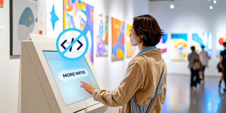 Museumsbesucher bei der Interaktion mit einem Touchscreen-Exponat, das mit der interaktiven Display-Software von Intuiface betrieben wird.