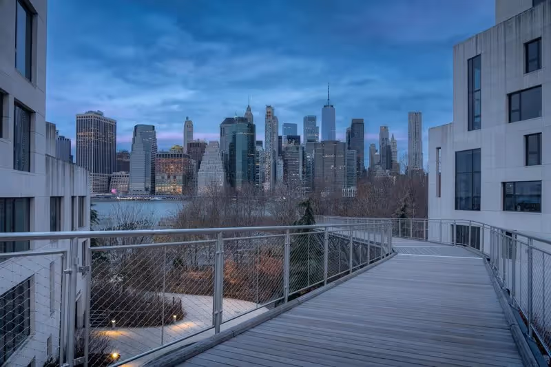 Vue panoramique sur les gratte-ciel de Manhattan au crépuscule depuis une passerelle à Brooklyn.