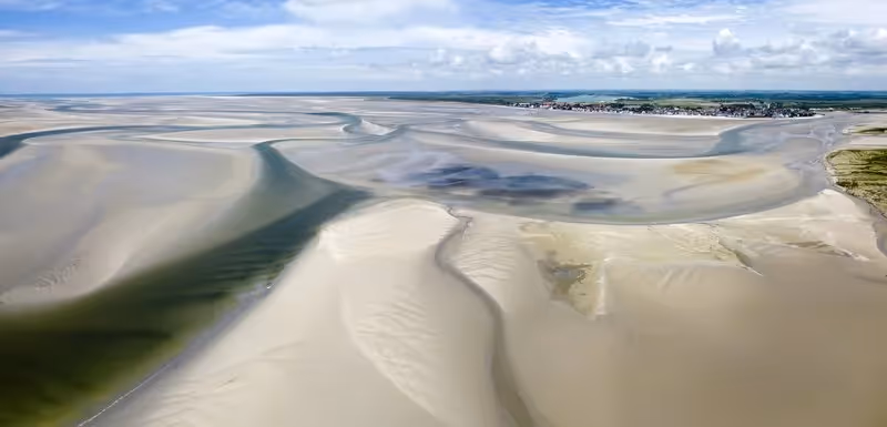 Vue aérienne de la Baie de Somme avec ses marais à marée basse.