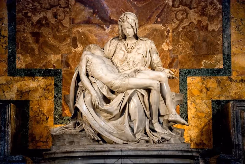 Sculpture de la Pietà de Michel-Ange à la basilique Saint-Pierre de Rome
