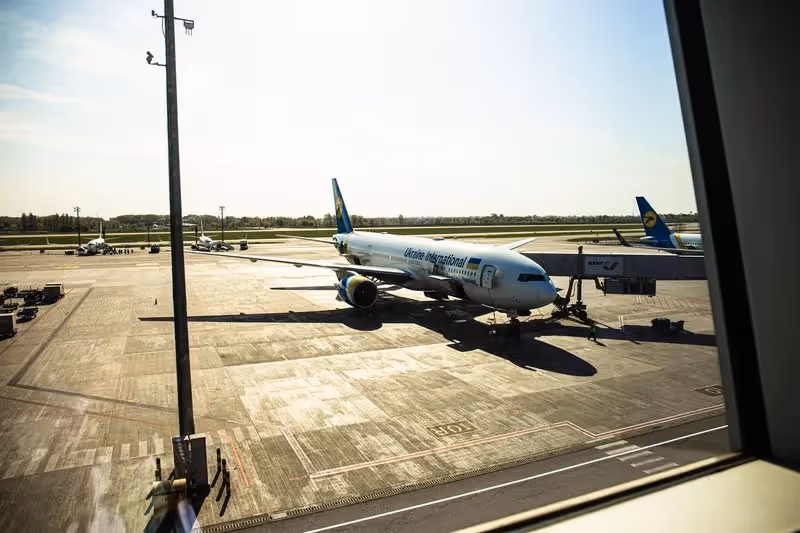 	Avion à l’aéroport prêt à décoller pour un voyage à Rome