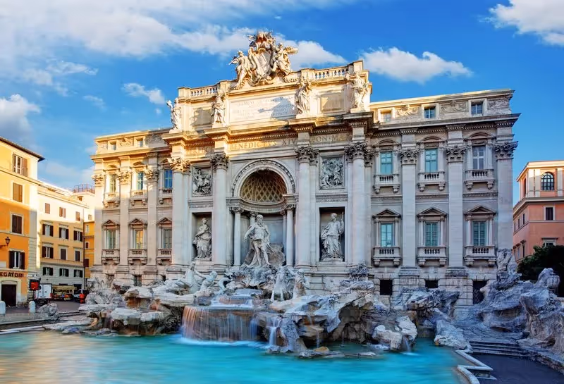 Fontaine de Trévi à Rome illuminée par le soleil