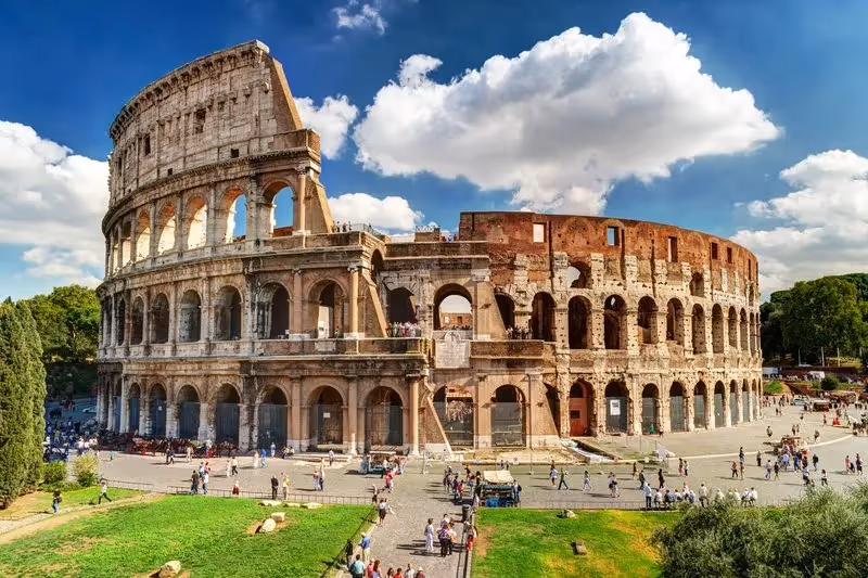 Vue extérieure du Colisée de Rome par une journée ensoleillée