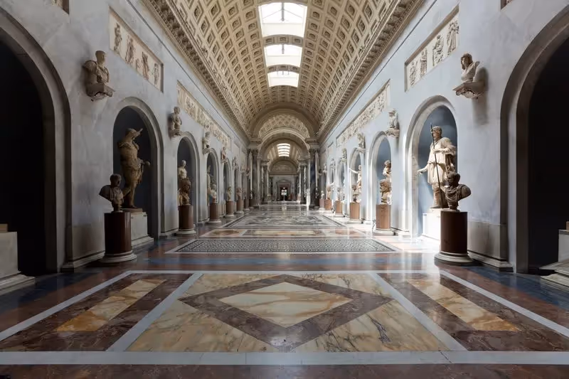 Galerie intérieure des musées du Vatican avec sculptures antiques